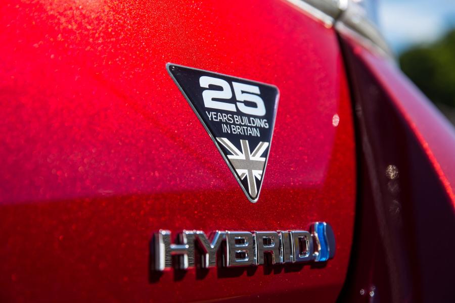 Логотип Toyota Auris Hybrid GB25 2017 года  (UK) (фото 30 из 46)